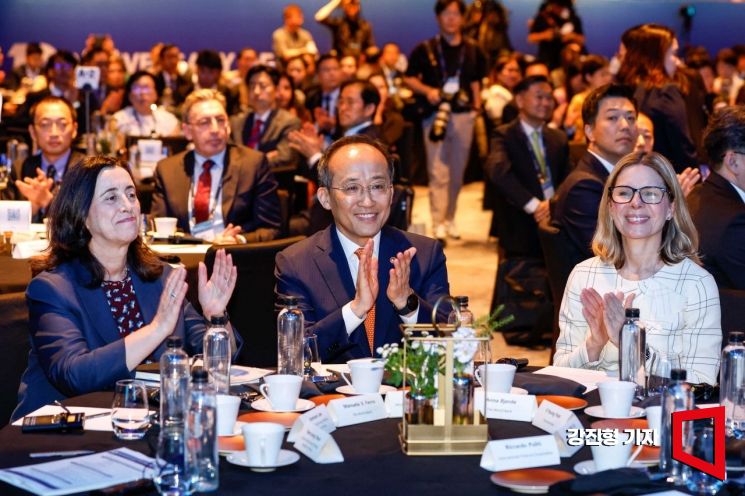 [포토]박수치는 추경호 경제부총리-비예르데 수석부총재