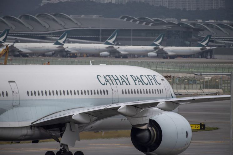 24일 홍콩 사우스차이나모닝포스트(SCMP)에 따르면, 로널드 람 캐세이퍼시픽 CEO는 성명을 통해 중국 본토 승객들에 대해 차별적인 발언을 한 승무원들을 해고했다고 밝혔다. [사진출처=AP·연합뉴스]