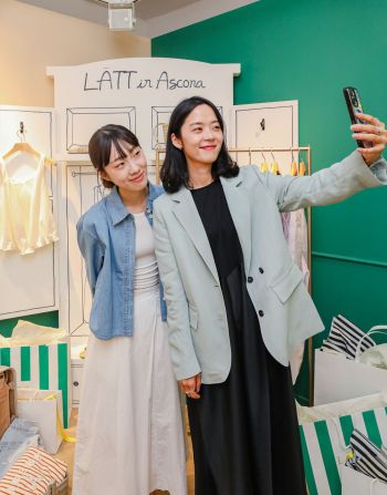 On the 24th, visitors are taking photos at Handsome's 'Raet' pop-up store held in Seongdong-gu, Seoul. <br>[Photo by Handsome]