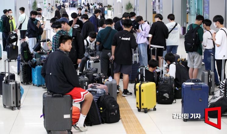 "수학여행 짐 안에 금지 물품이 줄줄이"…김포공항 멈춰세운 수하물 대란