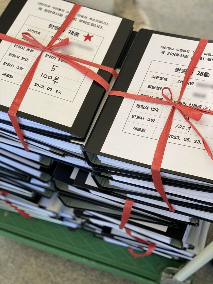 지난해 12월 강릉에서 발생한 차량 급발진 의심 사고의 책임 소재를 둘러싼 민사소송의 첫 재판이 23일 오후 춘천지법 강릉지원에서 열렸다. 사진은 전국에서 모인 탄원서 1만7천여부 모습. [이미지출처=연합뉴스]