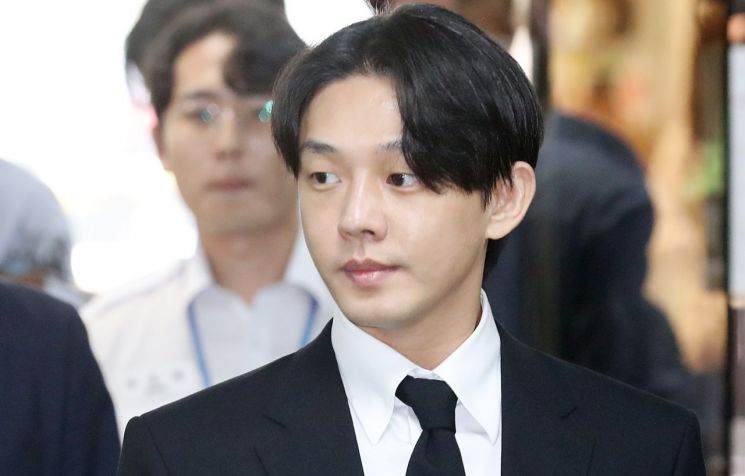 마약투약 혐의로 구속영장이 청구된 배우 유아인 씨가 24일 서울 서초구 서울중앙지법에서 열리는 영장실질심사에 출석하고 있다. [이미지출처=연합뉴스]