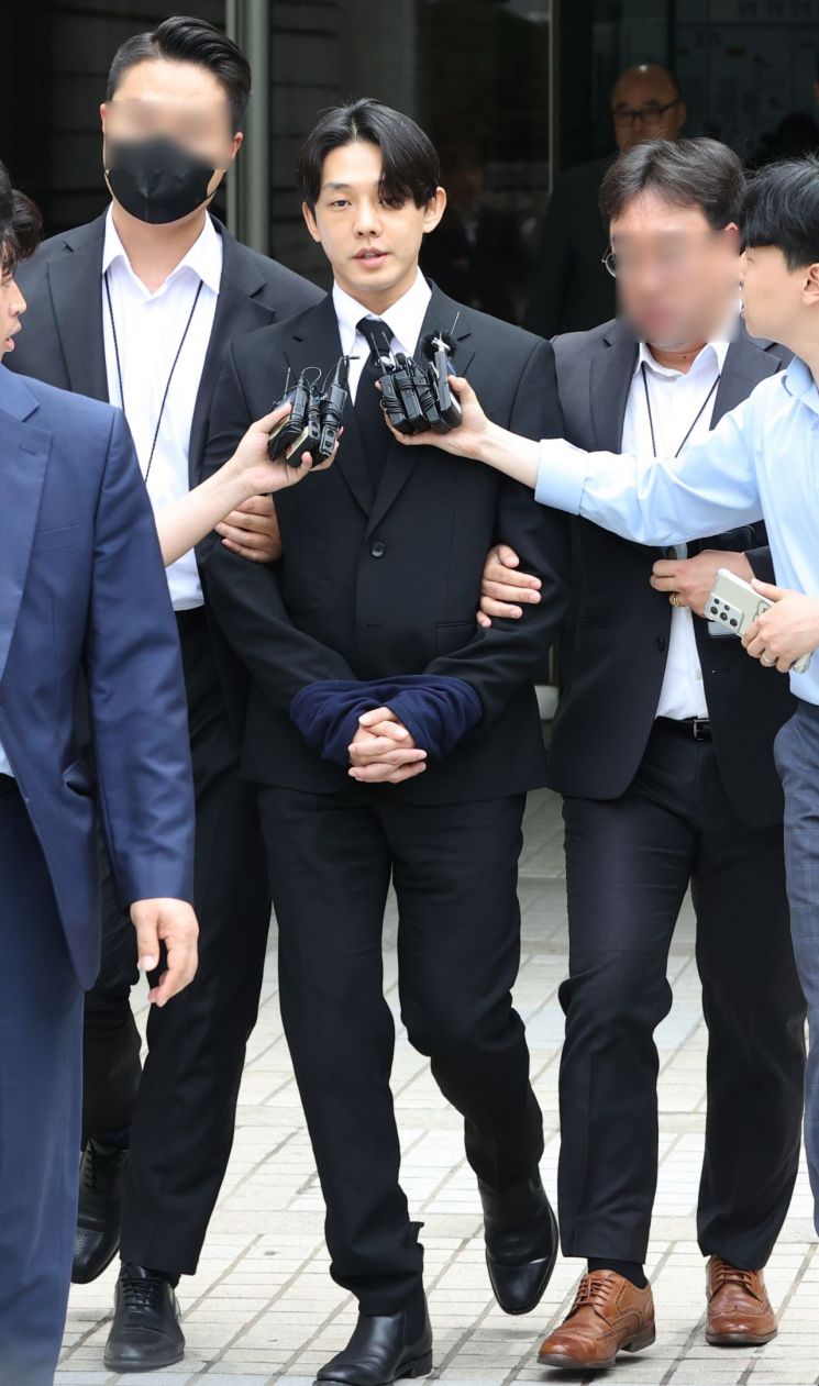 마약 투약 혐의를 받고 있는 배우 유아인이 24일 오후 서울중앙지방법원에서 영장실질심사를 마치고 유치장으로 이동하며 취재진의 질문을 받고 있다. [이미지출처=연합뉴스]