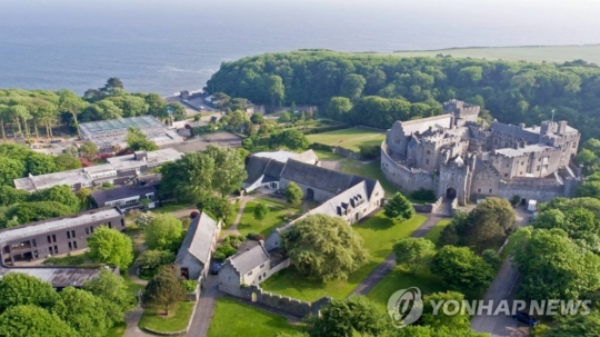 공주들 몰리는 '현대판 호그와트'…"롤렉스는 집에 두고 와야"