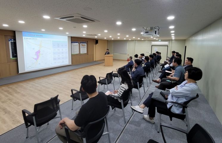 경남항공국가산업단지(진주지구) 투자기업 현장 간담회를 진행 하고 있다.