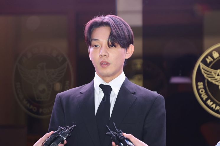 마약 투약 혐의를 받고 있는 배우 유아인이 지난 24일 구속영장이 기각된 뒤 서울 마포경찰서를 나서고 있다.