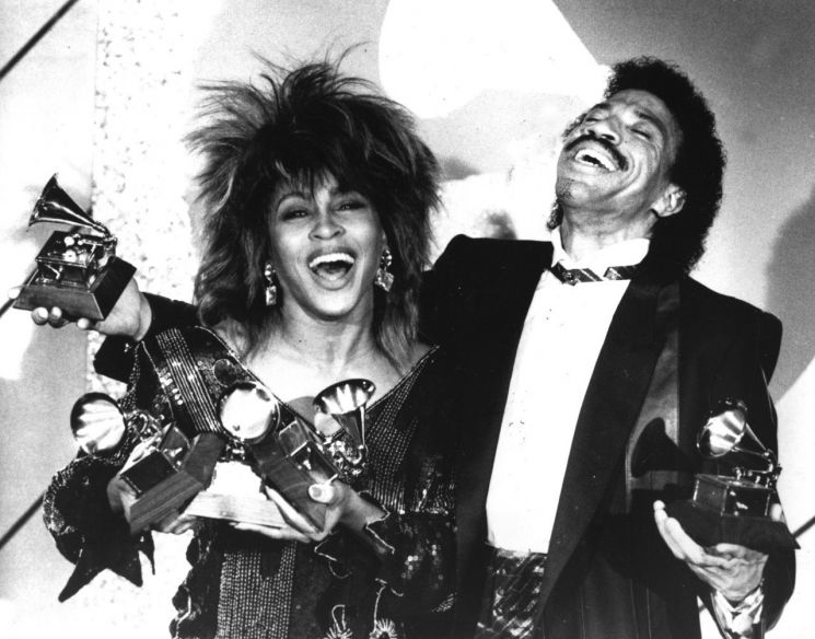 1985년 그래미상을 수상한 티나 터너와 라이오넬 리치 [이미지출처=AP연합뉴스]