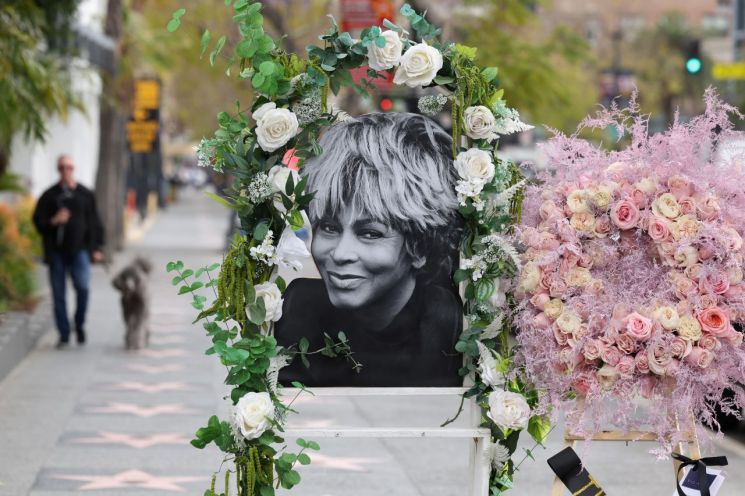 미국 할리우드 명예의 거리에 있는 가수 티나 터너의 핸드프린팅 주변에 팬들이 설치한 추모 사진과 꽃다발이 놓여있다. 터너는 24일 별세했다. [이미지출처=로이터연합뉴스]