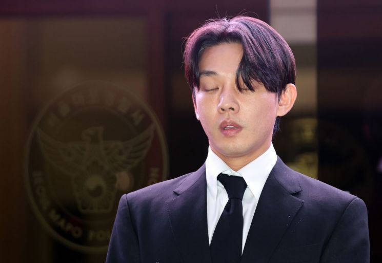 마약 투약 혐의를 받고 있는 배우 유아인이 24일 구속영장이 기각된 뒤 서울 마포경찰서를 나서고 있다. [이미지출처=연합뉴스]