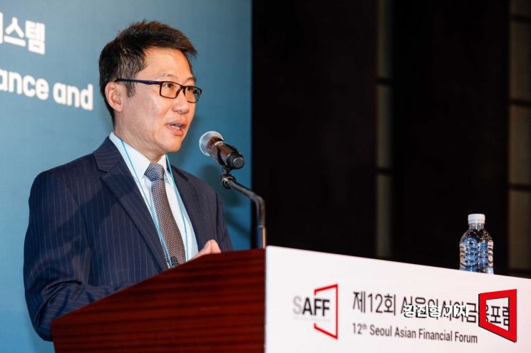 데이비드 츄 씨티은행 홍콩 최고 준법 책임자 겸 중화권 및 한국 클러스터 책임자가 25일 서울 중구 조선호텔에서 열린 '제12회 서울아시아금융포럼'에 참석해 '기업 리스크와 규정 준수 리스크 관리 체계'란 주제로 발표를 하고 있다. 사진=강진형 기자aymsdream@