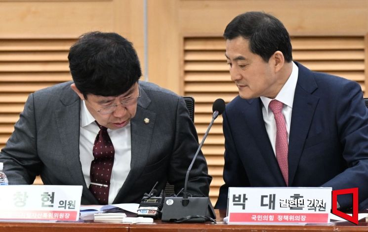 25일 서울 여의도 국회 의원회관에서 열린 제7차 디지털자산특별위원회 민·당·정 간담회에서 박대출 국민의힘 정책위의장과 윤창현 위원장이 대화를 하고 있다. 사진=김현민 기자 kimhyun81@