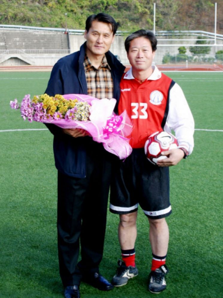 左为导演 Jung Yonghwan，右为后援会会长 Song Chunyeol。