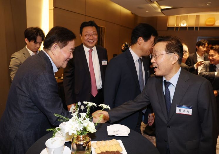 25일 여의도 페어몬트호텔에서 열린 ‘경제개발 5개년 계획 수립 60주년 기념 국제 컨퍼런스’에 참석한 최경환 전 기획재정부 장관이 참석자들과 인사를 하고 있다. [이미지출처=연합뉴스]