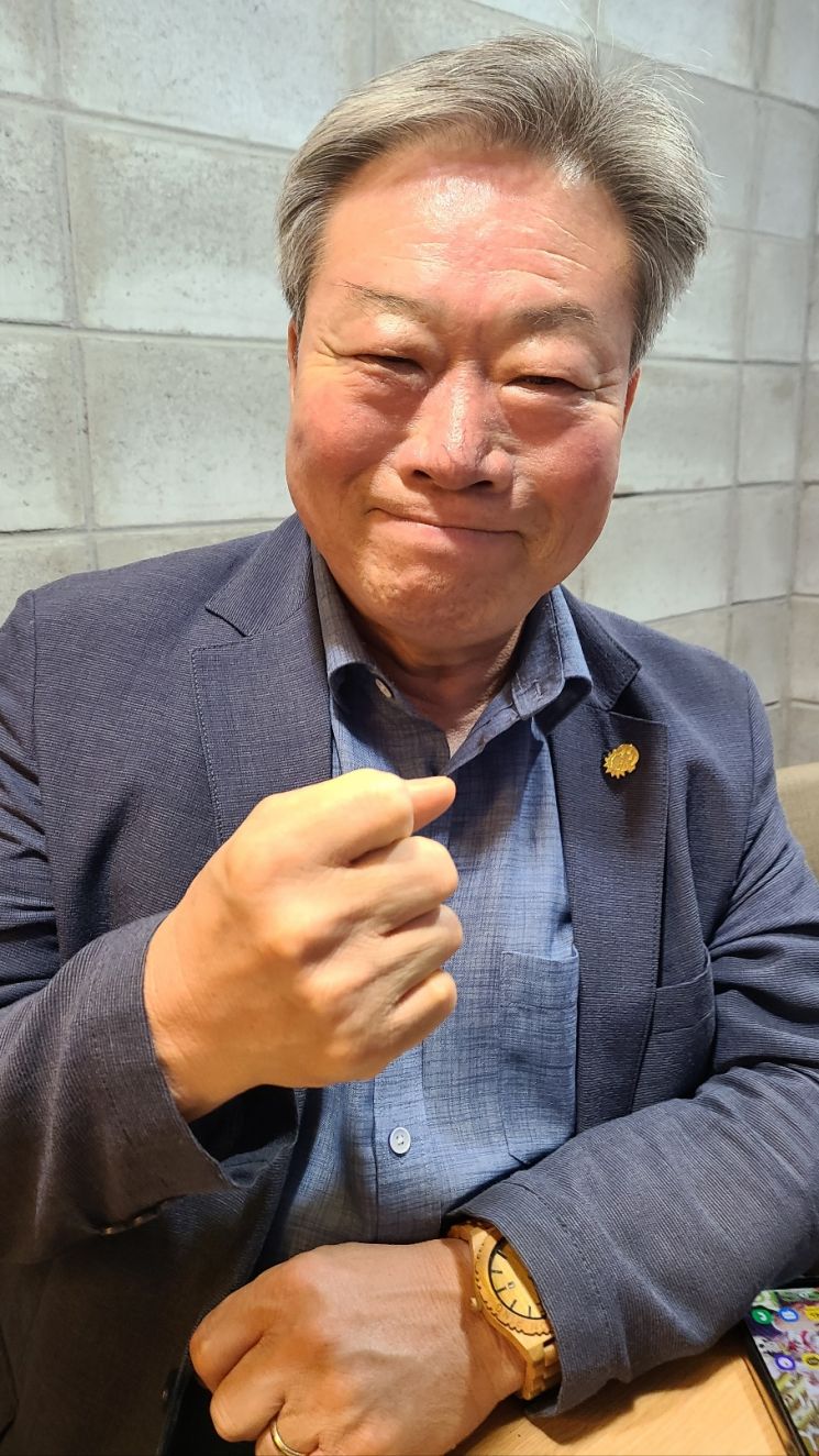 宋春烈奖学会会长正在介绍今年将推进的各项事业。