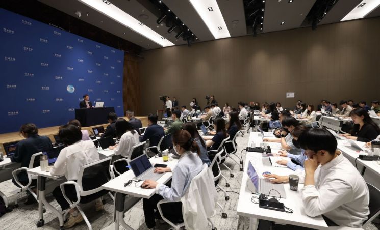 이창용 한국은행 총재가 25일 서울 중구 한국은행 신축 본부에서 열린 금융통화위원회 정기회의를 마친 뒤 기자간담회를 하고 있다. [이미지출처=연합뉴스]