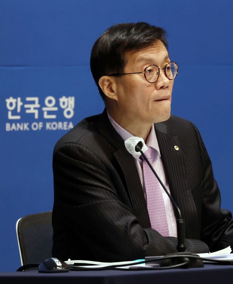 이창용 한국은행 총재가 25일 서울 중구 한국은행 신축 본부에서 열린 금융통화위원회 정기회의를 마친 뒤 기자간담회를 하고 있다. [이미지출처=연합뉴스]