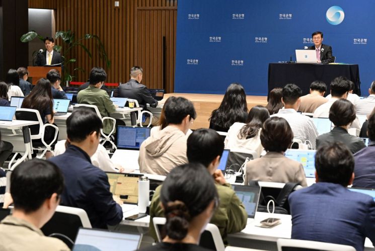 이창용 한국은행 총재가 25일 서울 중구 한국은행에서 열린 금융통화위원회를 마치고 기자회견을 하고 있다. [이미지출처=연합뉴스]