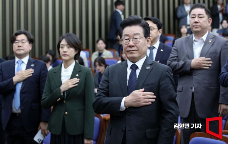 이재명 더불어민주당 대표가 25일 국회에서 열린 의원총회에서 국민의례를 하고 있다. 사진=김현민 기자 kimhyun81@