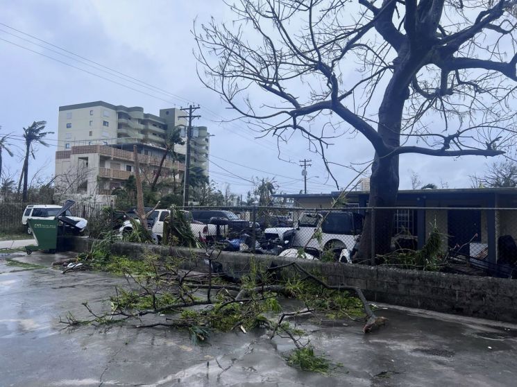자동차 날고 5성호텔 아수라장…괌 때린 '초강력 태풍' 현장사진 보니