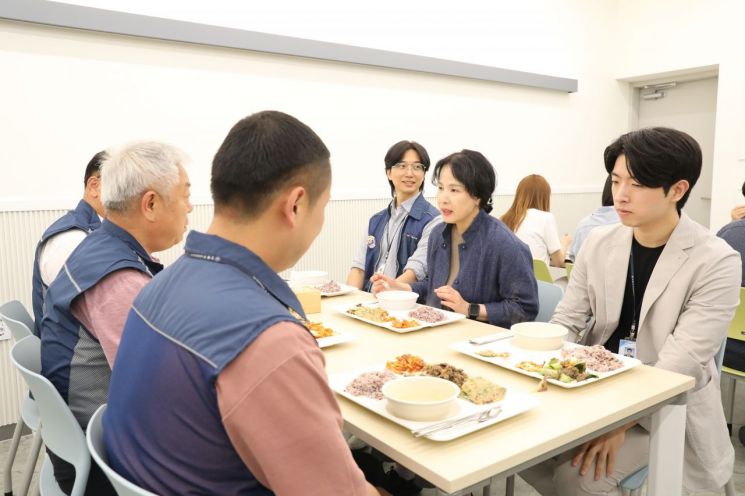 이수희 강동구청장(오른쪽 가운데)가 직원들과 식사하면서 대화를 나누고 있다.