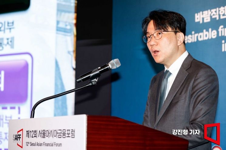 이형주 금융위원회 금융정책국장이 25일 서울 중구 조선호텔에서 열린 '제12회 서울아시아금융포럼'에 참석해 '금융회사 지배구조 및 내부통제 제도개선 방향'이란 주제로 발표를 하고 있다. 사진=강진형 기자aymsdream@