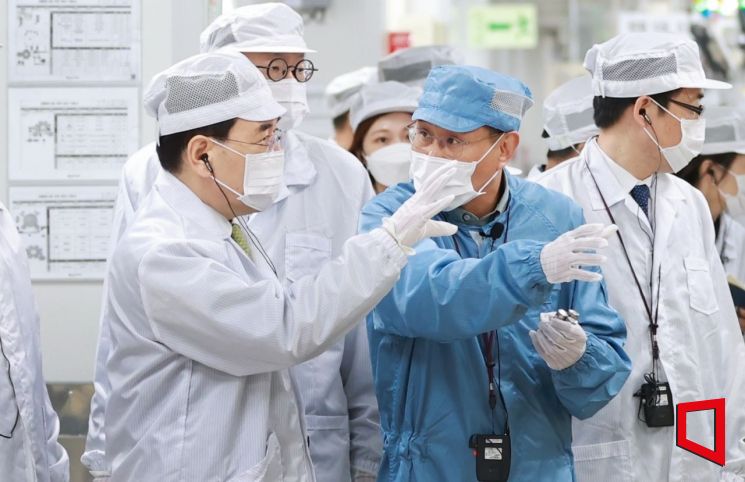 이창양 산업통상자원부 장관(왼쪽)이 25일 충북 청주시 오창읍에 소재한 LG에너지솔루션 오창공장을 방문해 생산현장을 점검하고 있다.