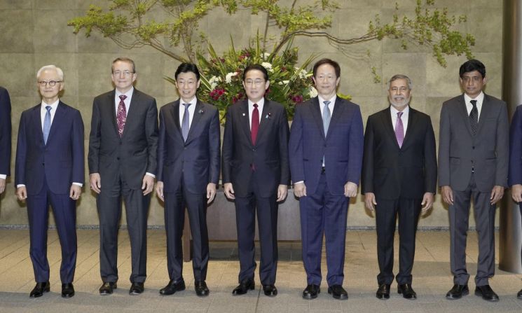 기시다 후미오 일본 총리(왼쪽에서 네번째)가 글로벌 반도체 업체 CEO들과 사진 촬영을 하고 있다. [이미지출처=AP연합뉴스]
