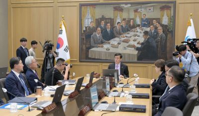 기준금리 4번 동결한 금통위원들 "추가 인상 필요할 수도"