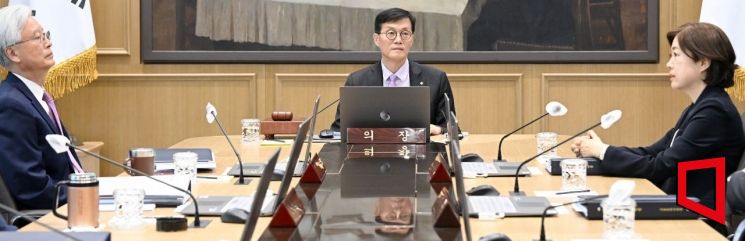 이창용 한국은행 총재가 25일 서울 중구 한국은행에서 열린 금융통화위원회를 주재하고 있다. 이날 열린 금통위는 6년만에 준공된 한국은행 신축 본부에서 처음으로 진행됐다. 사진=사진공동취재단