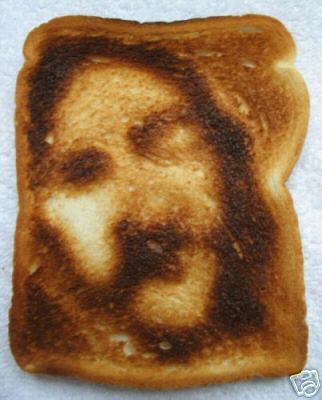 '토스트에 나타난 예수 얼굴 형상'이라고 알려지며 해외 SNS 등에서 화제가 됐던 사진.