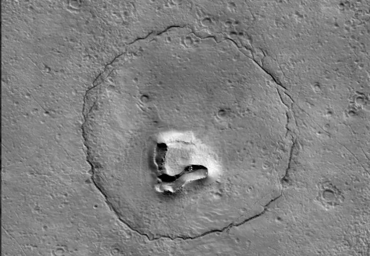 '곰인형'처럼 보이는 화성의 갈라진 언덕. NASA의 화성정찰궤도선(MRO)이 발견했다. [사진출처=NASA/JPL-Caltech/UArizona)]