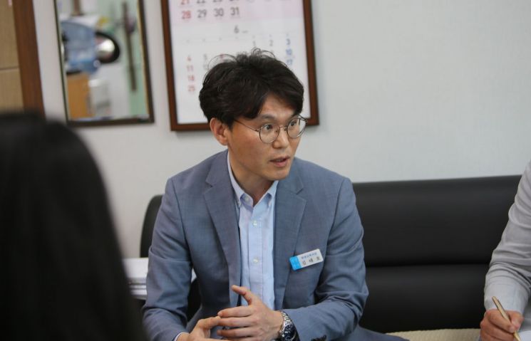 경남 창원특례시 김태호 평생교육과장이 국제학교 설립 관련 타당성 조사 용역과 시민 대상 여론조사 시행 계획을 말하고 있다. [사진=이세령 기자]