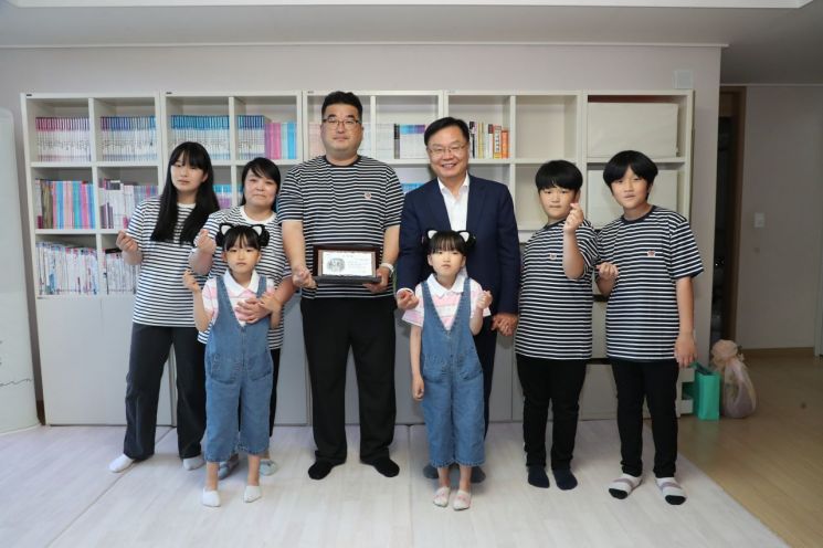 홍남표 경남 창원특례시장이 25일 진해구 노광희 씨 가정을 방문해 다자녀 모범가정 표창패를 수여했다.