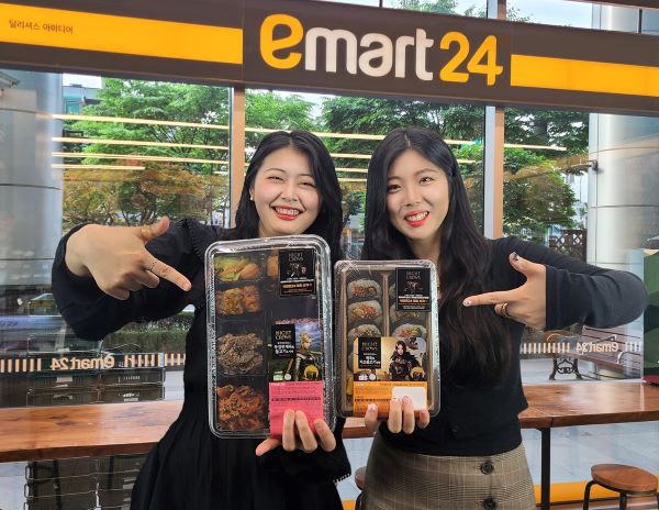 En la tienda E-Mart 24 ubicada en Seongdong-gu, Seúl, los modelos presentan los productos alimenticios de la colaboración 'Night Crow'. [사진제공=이마트24]