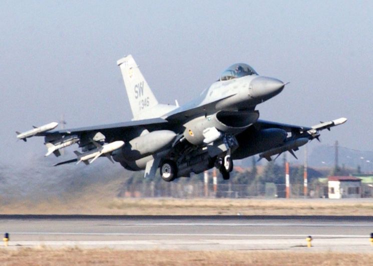 F-16 전투기의 이륙모습. [이미지출처=미 공군 홈페이지]