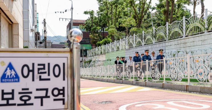 김병수 경남경찰청장(가장 앞)이 경남 창원 월영초등학교 주변 어린이보호구역을 둘러보고 있다. [사진제공=경남경찰청]