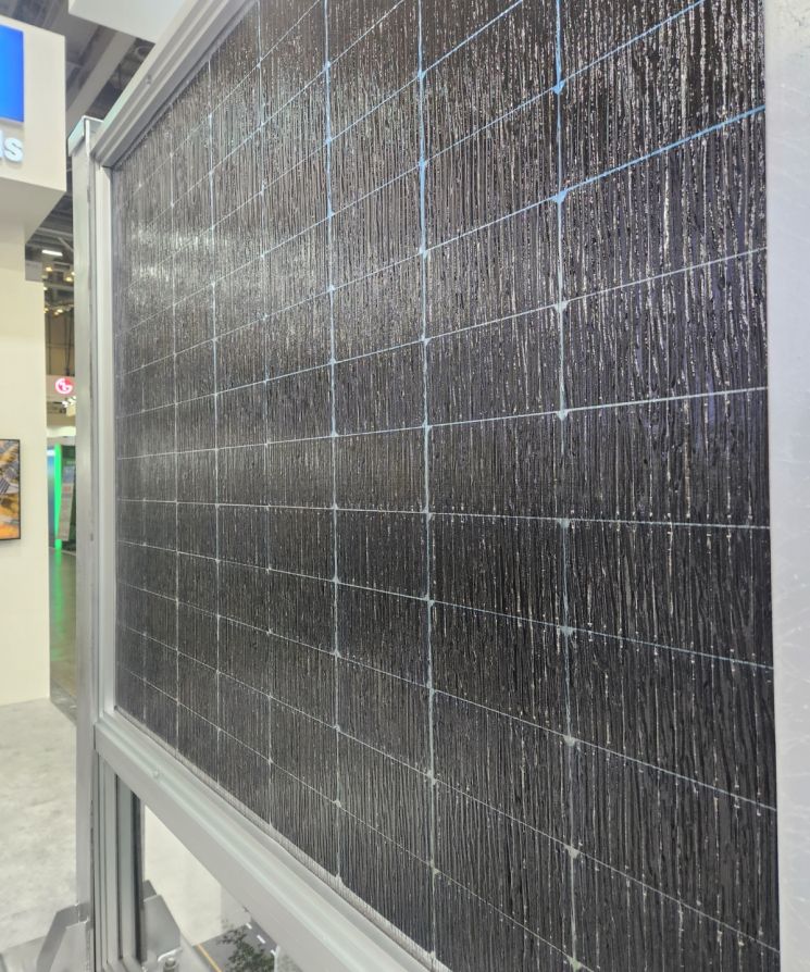 한화솔루션 큐셀부문이 25일 기후산업국제박람회에서 처음으로 공개한 방음벽 태양광 모듈 [사진=최서윤 기자]