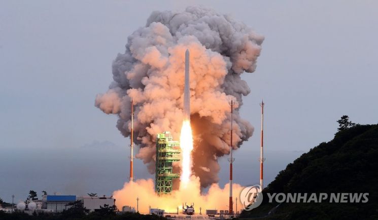 국내 독자 기술로 개발된 한국형 발사체 누리호(KSLV-Ⅱ)가 25일 오후 전남 고흥군 나로우주센터에서 발사되고 있다. [이미지출처=연합뉴스]