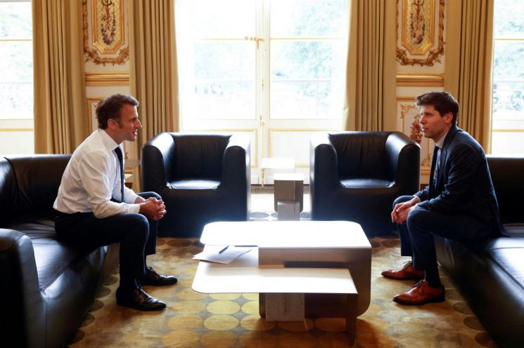 에마뉘엘 마크롱 프랑스 대통령(사진 왼쪽)과 샘 올트먼 오픈AI CEO [이미지출처=로이터연합뉴스]