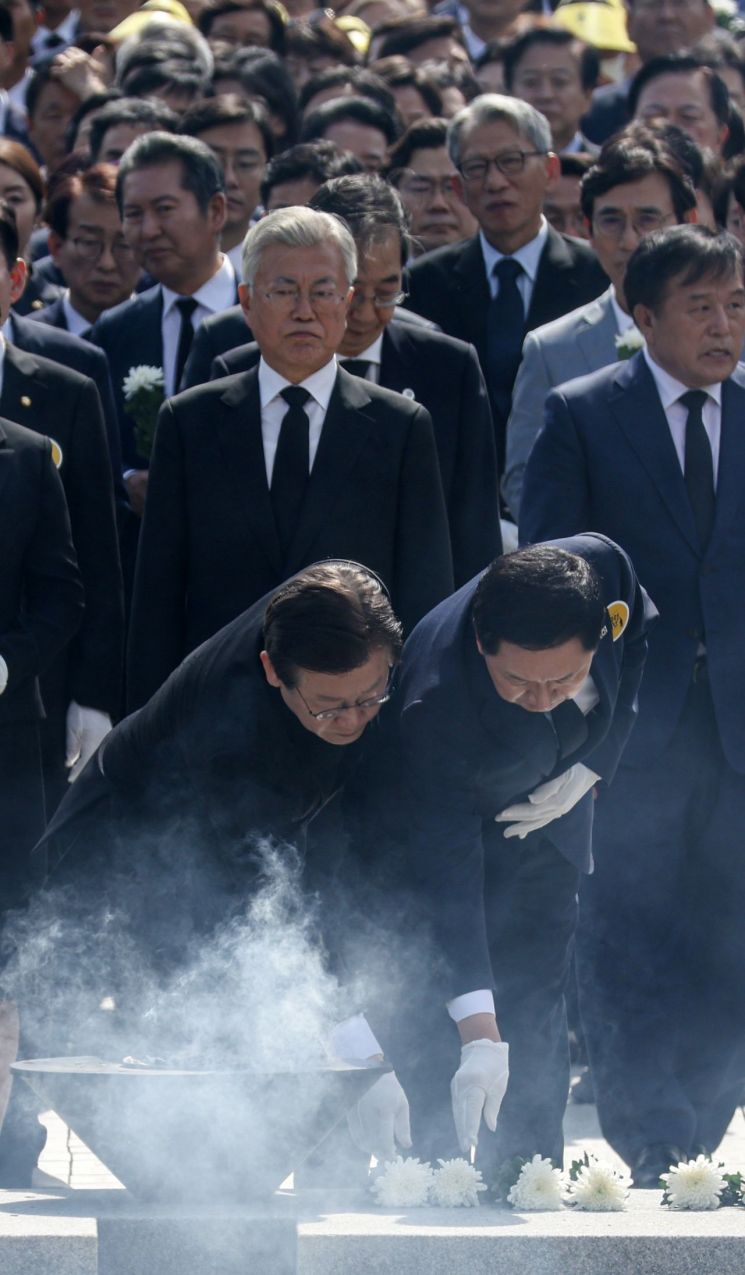 23일 오후 경남 김해시 진영읍 봉하마을에서 열린 노무현 전 대통령 서거 14주기 추도식에서 국민의힘 김기현 대표(오른쪽)와 더불어민주당 이재명 대표가 헌화하고 있다. [이미지출처=연합뉴스]