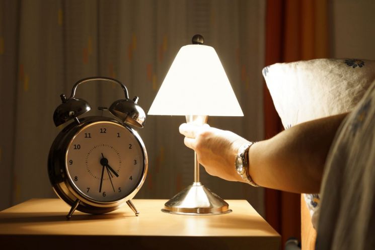 [콕!건강]하루 6.9시간 자는 한국인…'침대서 폰 보면 수명단축 지름길'