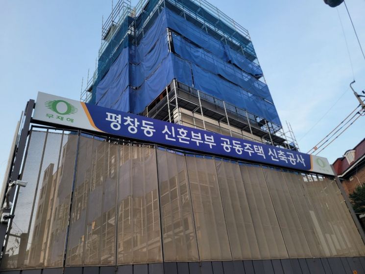8번째 입찰에서 새로운 사업자가 나타난 서울 종로구 평창동 39-1 일대 토지 및 미준공 건물. 이곳은 SH가 무주택 신혼부부를 위한 매매이행약정을 맺었던 곳이었으나, 공매가 진행되며 약정은 무산됐다.