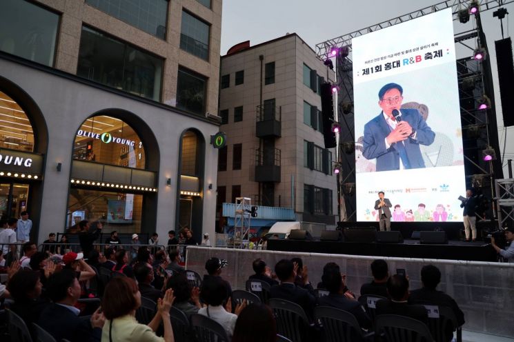 박강수 마포구청장이 26, 27일 이틀간 열린 제1회 홍대 R&B 축제의 개막식에서 인사말을 하고 있다.