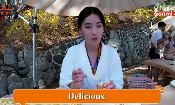북한 유튜버 연미가 평안남도 양덕온천문화휴양지에서 온천수로 익힌 달걀을 먹으며 중국어로 맛있다는 뜻의 '하오츠(好吃)'라고 말하고 있다. [이미지출처=유튜브 채널 'NEW DPRK' 캡처]
