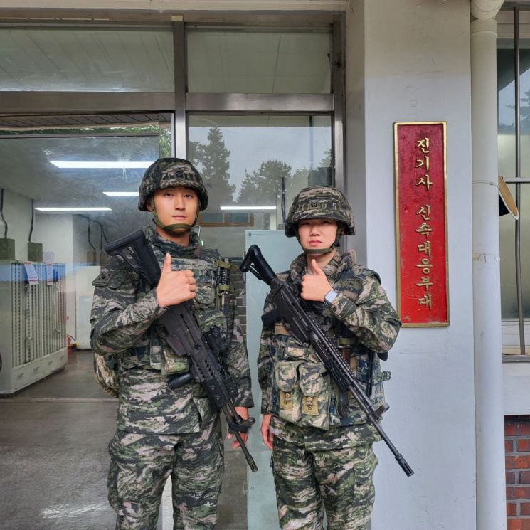 해병대 1사단 킹콩여단 박건우 중사(왼쪽)와 김보겸 하사. [사진제공=해군 진해기지사령부]