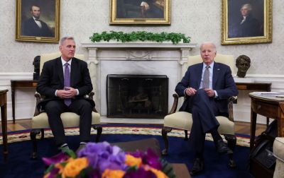 미국의 부채한도 상향 협상을 위해 만난 조 바이든 대통령과 케빈 매카시 하원의장 [이미지출처=로이터연합뉴스]