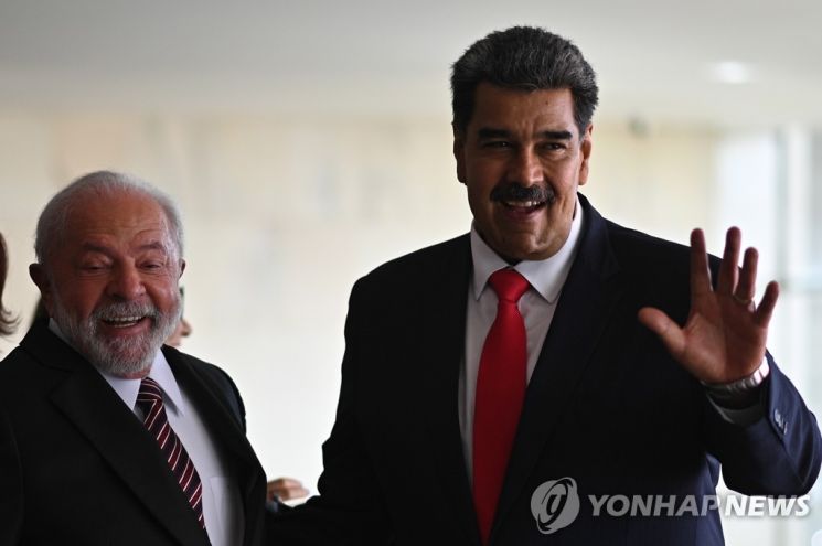 루이스 이나시우 룰라 다시우바 브라질 대통령(왼쪽)과 니콜라스 마두로 베네수엘라 대통령이 29일(현지시간) 브라질리아에서 만나 오찬을 하기 전 인사를 나누고 있다. [이미지출처=EPA연합뉴스]