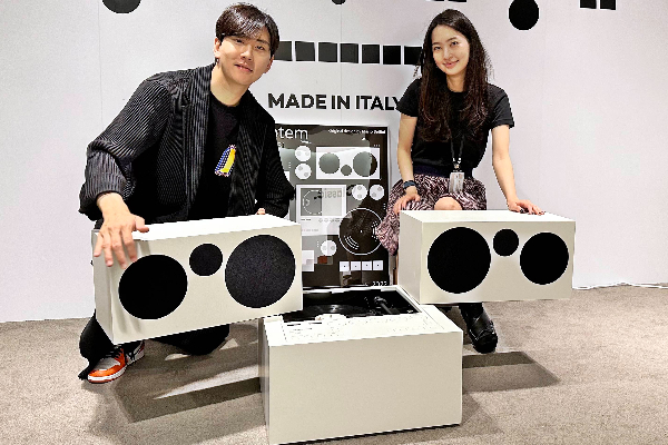 모델들이 서울 명품관에서 6월4일까지 팝업으로 운영 중인 이탈리아 명품 오디오 '브리온메가'의 제품 '토템 RR231'을 소개하고 있다. [사진제공=갤러리아백화점]