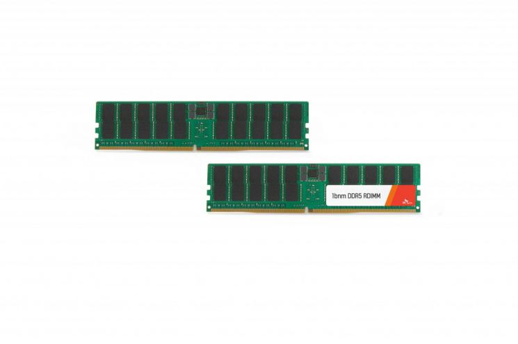 SK하이닉스 10나노급 5세대(1b) DDR5 서버용 64GB D램 모듈. 1b 16Gb 단품을 기반으로 만들어졌다. / [사진제공=SK하이닉스]