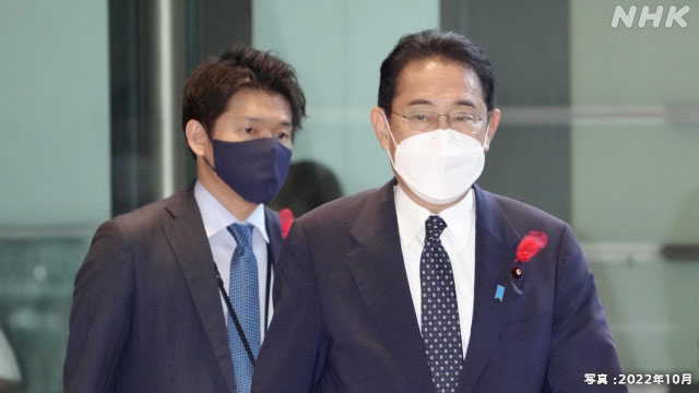 기시다 후미오 일본 총리와 동행하는 장남 기시다 쇼타로 정무비서관(왼쪽). (사진출처=NHK)